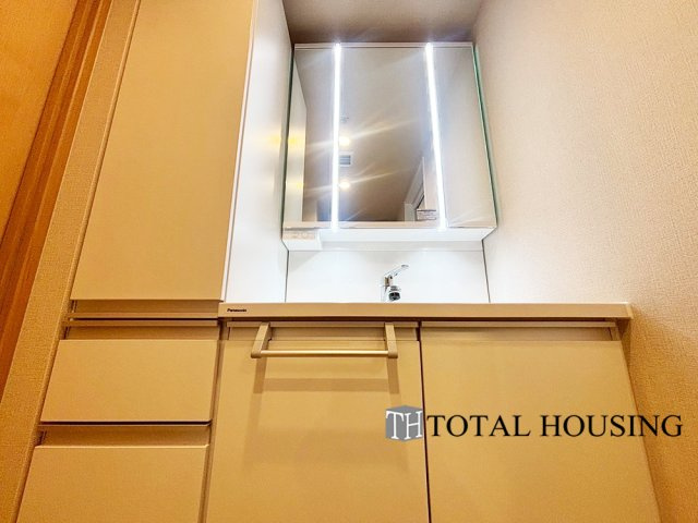 【独立洗面台】 | ガーデンヒルズ　ラ・モード白石ステーション | 大きな三面鏡、実用性と機能美を兼ね備えた先進の洗面化粧台。ノズルが伸びお手入れもしやすくなっています。リネン類、ストック用品もしまえる豊富な収納量でスッキリ綺麗な空間を保っておけます。