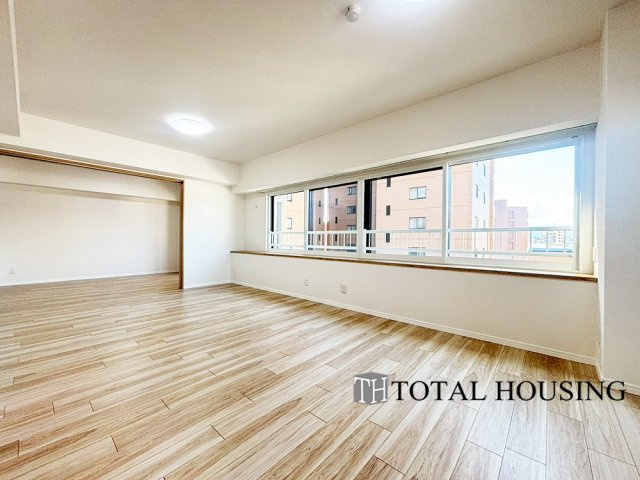 【居間・リビング】 | ガーデンヒルズ　ラ・モード白石ステーション | 約17.8帖の広々としたリビングが魅力的♪日当たりもよく居心地の良い空間です。家族とのコミュニケーションが自然と弾むような仕様は、住む人に笑顔をという想いが込められています。