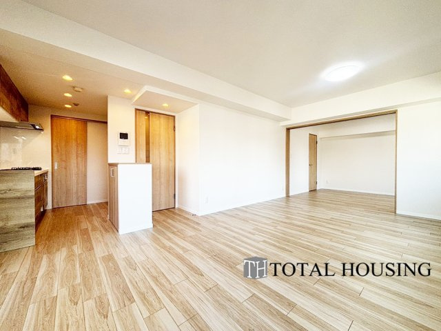 【居間・リビング】 | ガーデンヒルズ　ラ・モード白石ステーション | 来客の際には、LDKと洋室の間の扉を開けることで、開放感あふれる空間に！
どちらの居室にも大きな窓がある為、リビング全体が明るい陽光に包まれます。