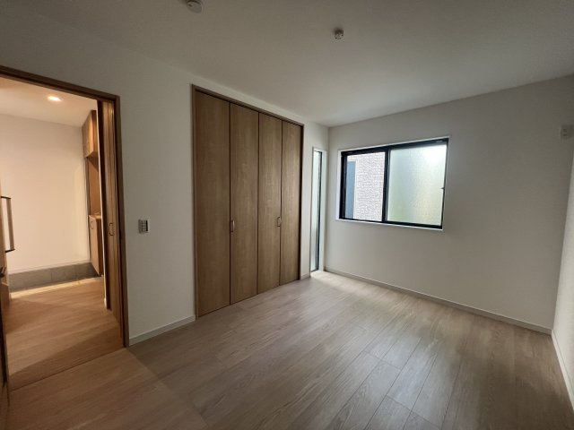 外観見た目も大事です！【鶴見区北寺尾7丁目】新築戸建の洋室|ゆったりした洋室です