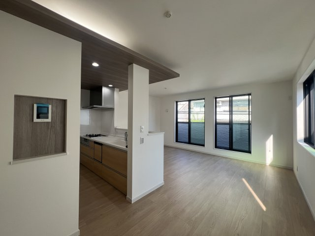 見た目より、中身を磨け！言われなくても分かってるわ！な、美人物件【鶴見区北寺尾７丁目】新築戸建の居間・リビング