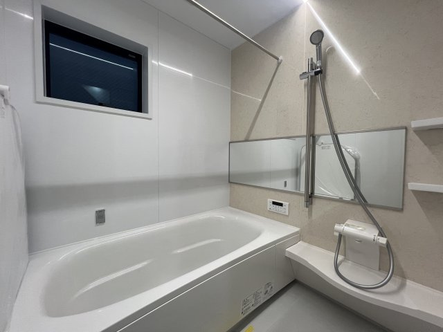 見た目より、中身を磨け！言われなくても分かってるわ！な、美人物件【鶴見区北寺尾７丁目】新築戸建の浴室|落ち着いた空間のお風呂です