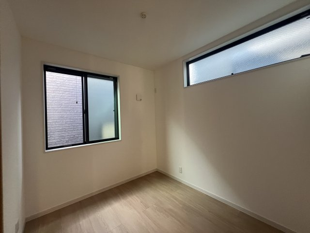 外観見た目も大事です！【鶴見区北寺尾7丁目】新築戸建の洋室|明るい洋室です