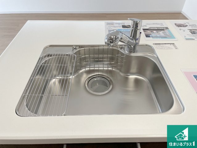 柏原市大県　第2期　新築一戸建ての独立洗面台|清潔感のある洗面台です。フラットな鏡は掃除がしやすく毎日清潔！ホースは引き出して使えるので洗顔やお掃除の際に便利です！