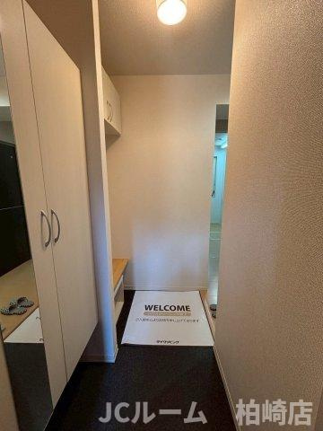 柏崎市東本町３丁目のアパートの玄関