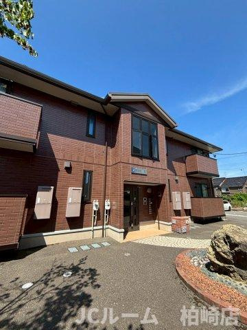 柏崎市東本町３丁目のアパートの外観