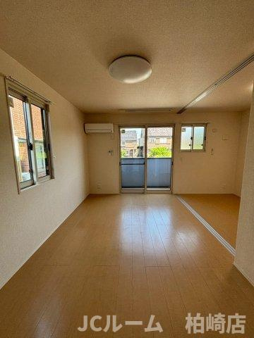 柏崎市東本町３丁目のアパートの洋室