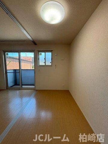柏崎市東本町３丁目のアパートの洋室