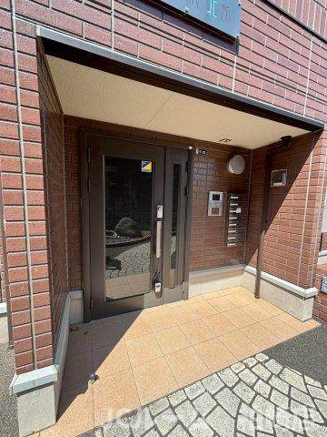 柏崎市東本町３丁目のアパートのエントランス