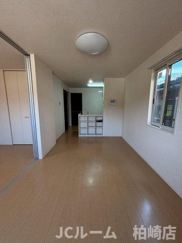 柏崎市東本町３丁目のアパートの居間・リビング