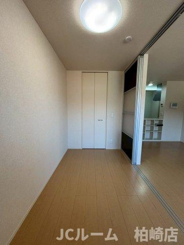 柏崎市東本町３丁目のアパートの洋室