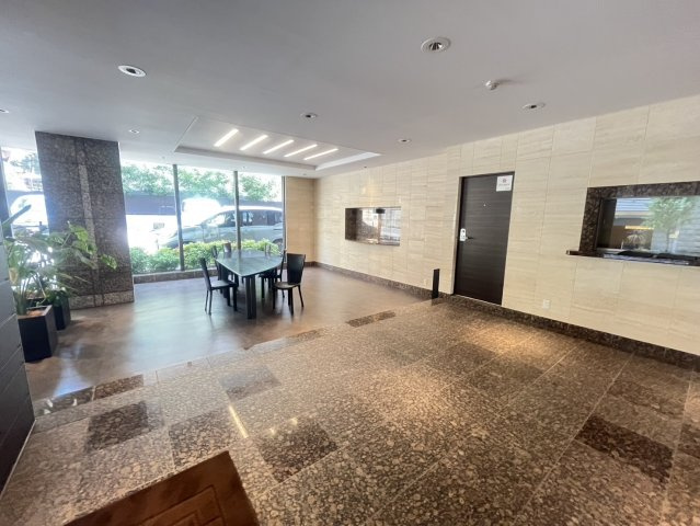 ドミール五番町1号棟のロビー