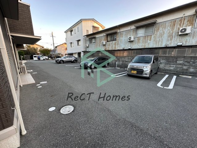 姫路市亀山の賃貸マンションの駐車場