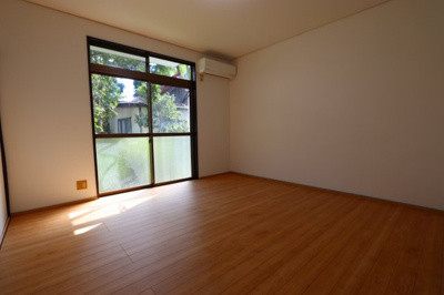 【居間・リビング】 | メゾン小萩 | 洋室８帖ございます