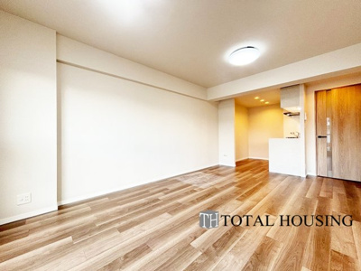 【居間・リビング】 | コープ野村澄川第弐 | ご家族みんなで長い時間を過ごすリビングは一番居心地のいいものであって欲しいですね。開放感のある広々リビングに光と風を呼び込みます。収納も多く快適な住空間を実現します。