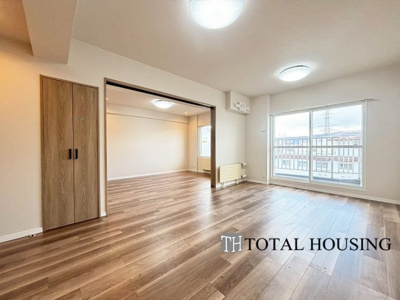 【居間・リビング】 | コープ野村澄川第弐 | LDKと洋室の間の扉を開けることで、開放感あふれる空間に！
どちらの居室にも大きな窓がある為、リビング全体が明るい陽光に包まれます。