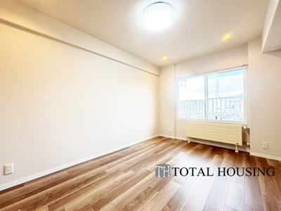 【洋室】 | コープ野村澄川第弐 | 洋室　約7.0帖
心と体をゆったりと安らげる洋室。お部屋のゆとりが大きい分だけ、暮らしの安らぎは深まります。次の日を心地よく迎えたいから、頑張った自身の心と体を労わる設計へ。