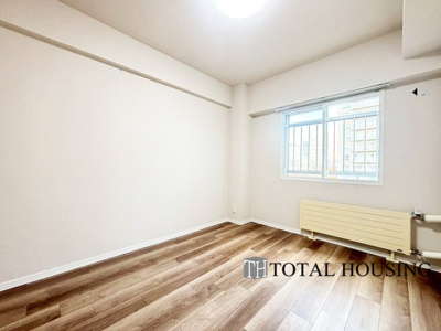 【洋室】 | コープ野村澄川第弐 | 洋室　約5.7帖
お陽さまの光とさわやかな風をたっぷりとりこめます。室内はいつも明るい印象なので気持ちの良い朝を迎えられます。毎日の生活も明るくなりそうです。