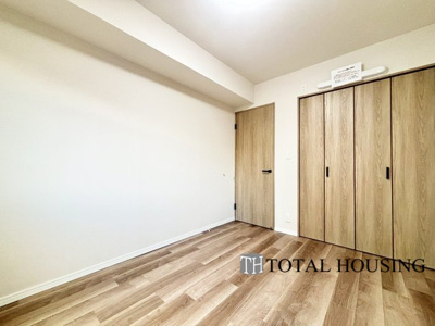 【洋室】 | コープ野村澄川第弐 | 洋室　約5.7帖
家族一人ひとりの大切なプライベート空間。趣味に合わせて使って頂けるようシンプルに仕上げてあります。暮らし心地を大きく左右する収納を、適材適所に配置し使い勝手を考慮しました。