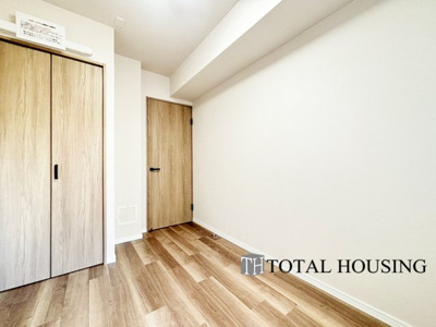 【洋室】 | コープ野村澄川第弐 | 洋室　約4.2帖
充分な広さと収納機能を備えた部屋はお子様の自発性と成長を促します。お子様の成長を支える、勉強や好きなことに没頭する学びの空間にどうぞ。