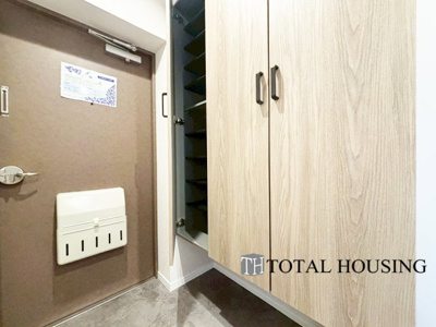 【玄関】 | コープ野村澄川第弐 | 人を迎え入れる最初の場所だからこそ、清潔感と余裕のある玄関スペースです♪散らかりがちな玄関ですが、トールサイズの玄関収納を設けたのでいつでもスッキリとした場所を保てます。