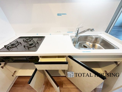 【キッチン】 | コープ野村澄川第弐 | LDKを広く使え、料理に集中することができる壁付けタイプのキッチンです。上下に収納が設けられ、調理用品や食器類をすっきりと収納できます◎