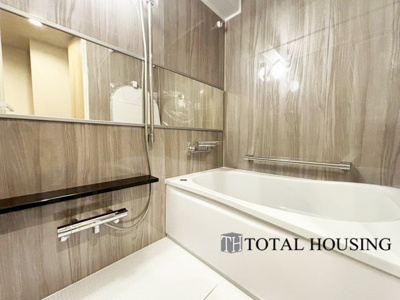 【浴室】 | コープ野村澄川第弐 | 限られた空間を広く見せるワイドミラーを採用したバスルーム。毎日の疲れを癒やすバスタイムを。浴室換気乾燥暖房機付きで浴室内干しも可能！