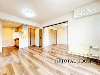 【居間・リビング】 | コープ野村澄川第弐 | 室内にいても、たっぷりの陽光と爽やかな風を感じて頂ける、開放感あふれるリビングです。
ご家族と穏やかに過ごす、心地の良い時間が流れます。