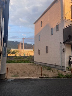 売土地　大東市南津の辺町（建築条件無し更地）の前面道路含む現地写真