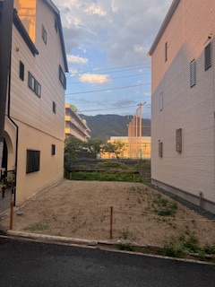 売土地　大東市南津の辺町（建築条件無し更地）の前面道路含む現地写真