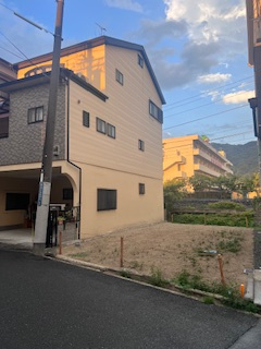 売土地　大東市南津の辺町（建築条件無し更地）の前面道路含む現地写真