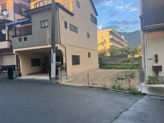 売土地　大東市南津の辺町（建築条件無し更地）の前面道路含む現地写真