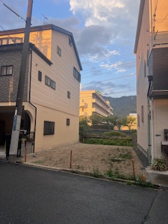 売土地　大東市南津の辺町（建築条件無し更地）の前面道路含む現地写真