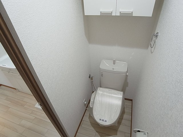 神戸市兵庫区下三条町の賃貸マンションのトイレ|温水洗浄付きのトイレ、上部に収納棚も完備