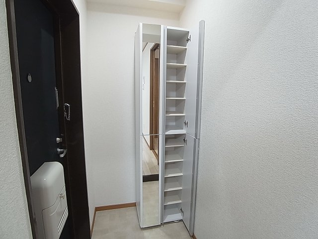 神戸市兵庫区下三条町の賃貸マンションの玄関|鏡付きのシューズBOX