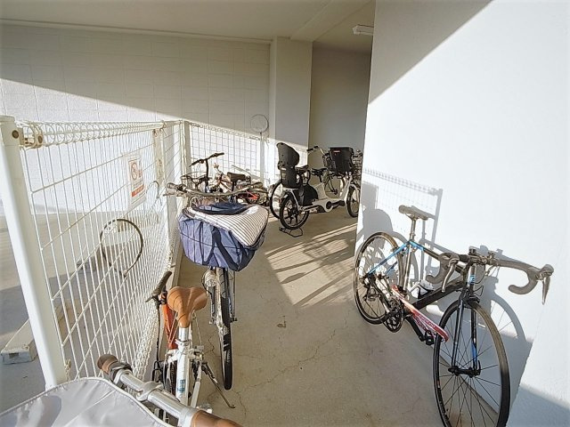 神戸市兵庫区下三条町の賃貸マンションのその他共用部分|敷地内の駐輪スペ―ス