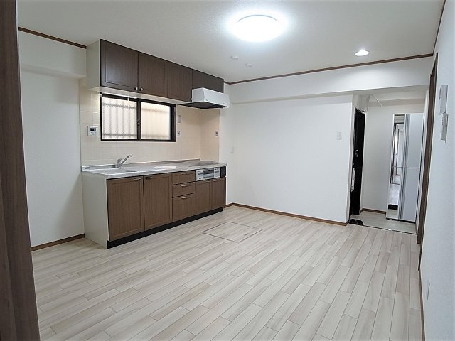 神戸市兵庫区下三条町の賃貸マンションの居間・リビング|綺麗にリフォームされたリビングスペース