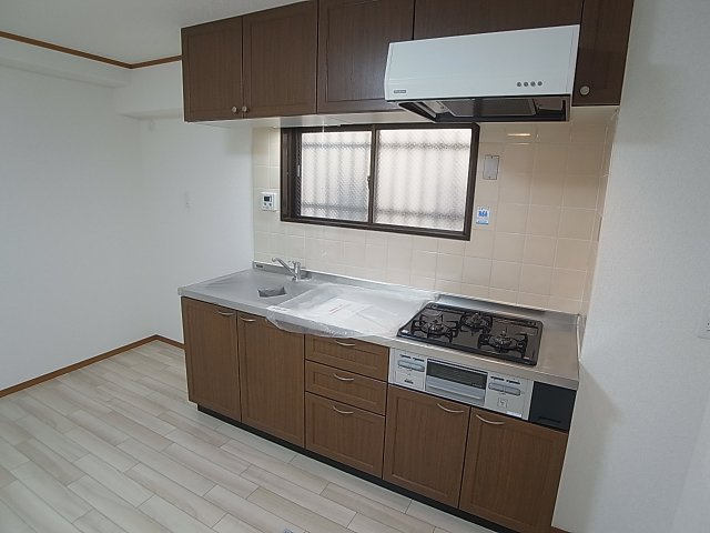 神戸市兵庫区下三条町の賃貸マンションのキッチン|システムキッチン、3口ガスコンログリル付き