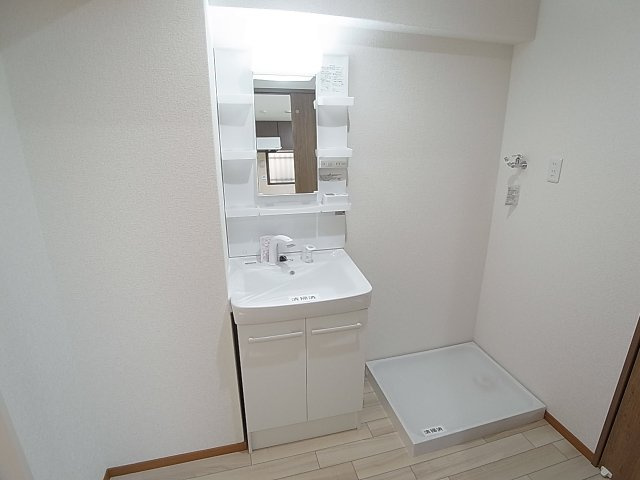 神戸市兵庫区下三条町の賃貸マンションの洗面所|シャワー付きの独立洗面台、室内洗濯機置き場