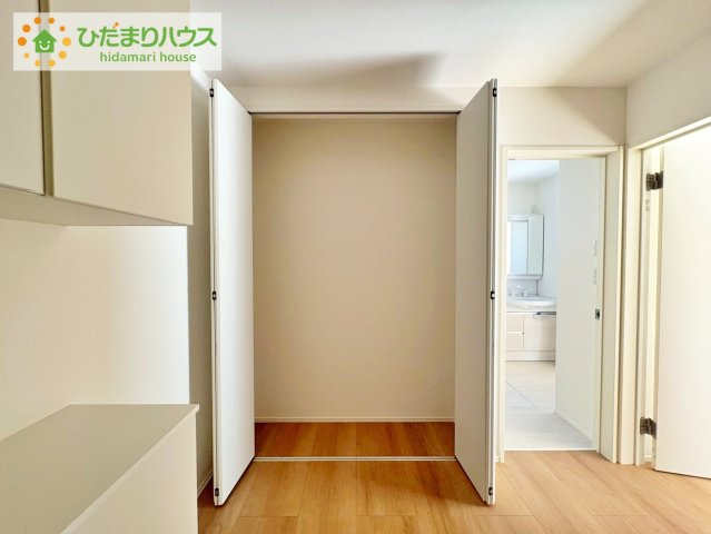 日立市東金沢町1丁目　新築戸建　2号棟の収納|便利な廊下収納があるので掃除機や買いだめする洗面所用品はもちろん、箱買いしたペットボトルまでしまえます(^^)