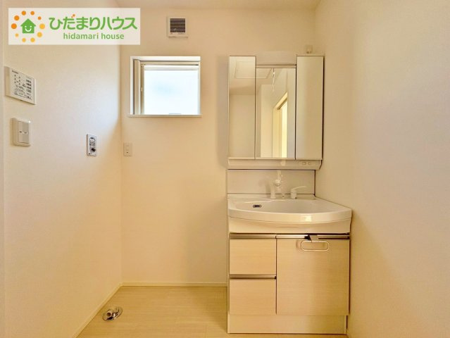 日立市東金沢町1丁目　新築戸建　2号棟の独立洗面台|大きな三面鏡の独立洗面。鏡の後ろは収納となっているのでスッキリと整理できます！