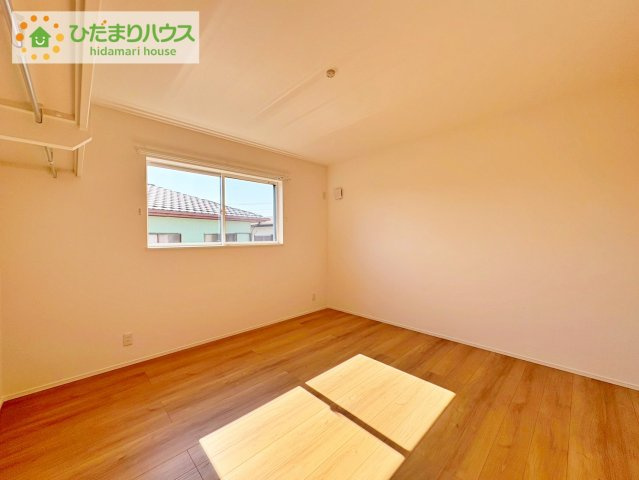 日立市東金沢町1丁目　新築戸建　2号棟の寝室|広めの主寝室は、ベッドの他にもパソコンデスクやドレッサーなども置けちゃいます(*^-^*)