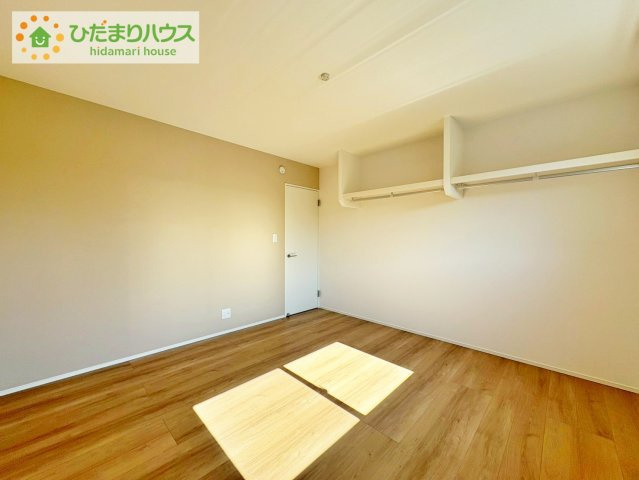 日立市東金沢町1丁目　新築戸建　2号棟の寝室|天井の高い主寝室。ゆっくりと過ごせる大人のくつろぎ空間！