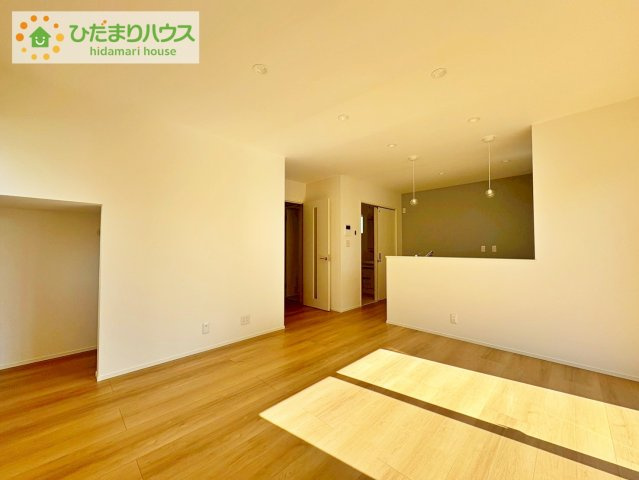 日立市東金沢町1丁目　新築戸建　2号棟の居間・リビング|南向きのリビングではぽかぽかの日差しが感じられます☆彡