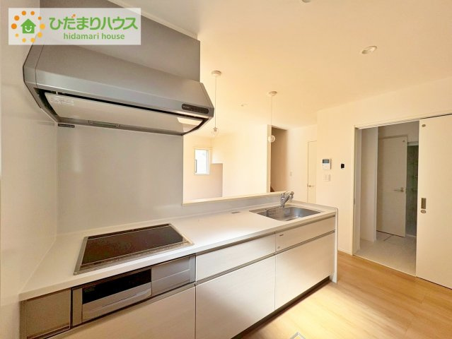 日立市東金沢町1丁目　新築戸建　2号棟のキッチン|コンロは嬉しい3口コンロ！シンクはつなぎ目なしでお掃除も簡単です♪