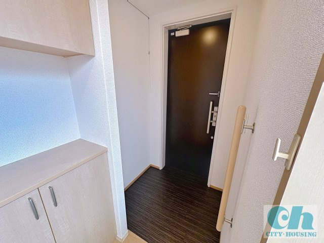 コモーダ大森南 305号室の玄関