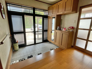 【玄関】 | 【中古戸建て】井川町八田大倉 | ゆとりある玄関。収納付き＆手すりで使い勝手も安心