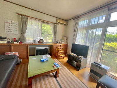 【居間・リビング】 | 【中古戸建て】井川町八田大倉 | 家族みんなでゆったり過ごせるリビング空間