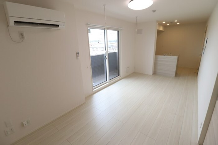 サンライズガーデンさくらの居間・リビング|リビング（照明・エアコン・室内物干し付き）