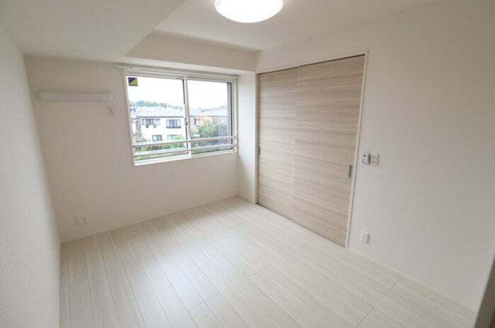 サンライズガーデンさくらの寝室|洋室（照明付き）